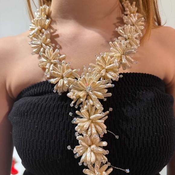 Elegant Floral Pearl Necklace - Picture 1 of 5